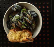 Мидии в сливочно-лимонном соусе с чиабаттой из нашей дровяной печи