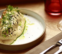 Теплый печеный баклажан с эспумой из сыра скаморца