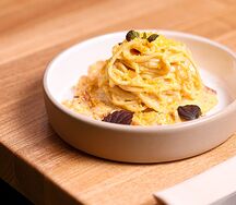 Спагетти Карбонара с боттаргой из желтка