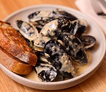 Мидии в соусе горгонзола с чиабаттой из нашей дровяной печи