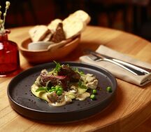 Филе миньон с картофельным пюре и грибным соусом