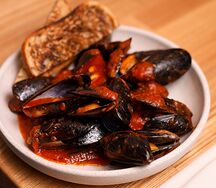 Мидии в соусе аррабьята с чиабаттой из нашей дровяной печи