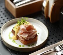 Брускетта с прошутто котто/ крудо или мортаделлой