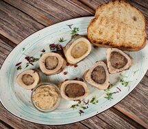 Сахарные косточки с гренками и хреном