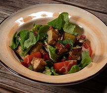 С хрустящим баклажаном со свежими овощами и ореховым соусом