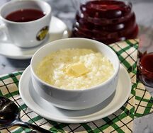 Каша рисовая с клубничным топпингом