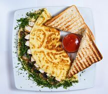 Королевский омлет с курицей и грибами