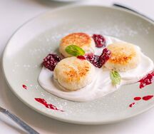 Сырники с джемом и сметаной