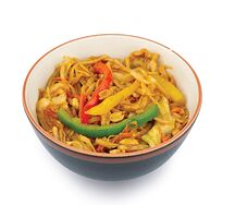 Лапша Удон с курицей, овощами и арахисом в соусе Пад Тай