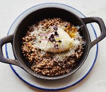 Гречка, яйцо пашот, пармезан