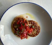 Куриные котлеты с томатной сальсой