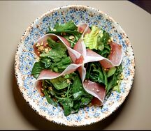 Салат с грушей, хамоном и муссом горгонзола