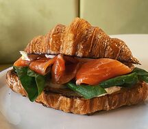 Круассан с лососем, сырный мусс