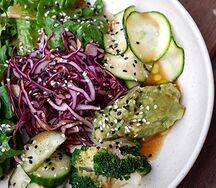 Зеленый салат с гуакамоле, цукини, брокколи