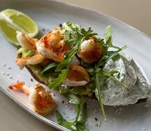 Запечённый батат, креветки, гуакамоле, сырный мусс