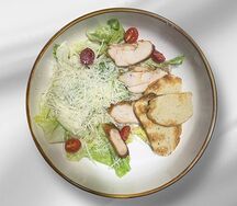Салат Цезарь с опаленной на огне курой