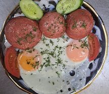 Яйцо с колбасой