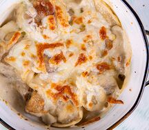 Пельмени в горшочке, запечённые с сыром и грибами