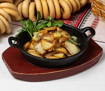 Картофель, жаренный с луком и шкварками
