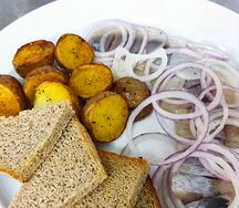 Сельдь с картофелем и луком