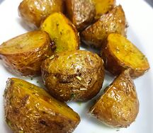 Картофель-бэби с чесноком и розмарином