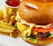 Двойной чизбургер и картофель фри