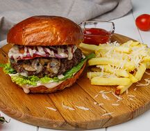 Бургер с грибами, трюфельным соусом и картофелем фри