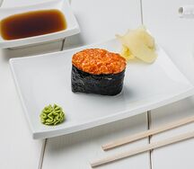 Гункан с лососем