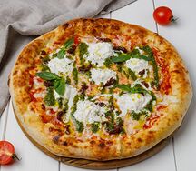 Пицца Страчателла с томатами и песто