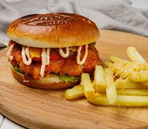 Бургер с хрустящей курочкой и картофелем фри