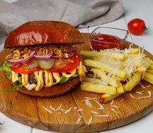 Чизбургер и картофель фри