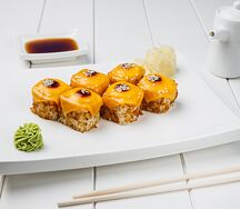 Опаленный ролл с лососем и сыром 