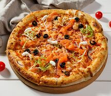 Пицца с лососем и креветками