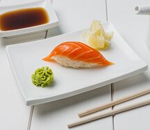 Суши с лососем