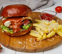 Бургер с яйцом, беконом и картофелем фри