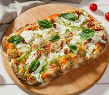 Римская пицца со страчателлой, томатами и песто