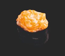 Гункан с лососем