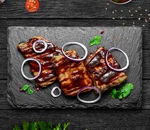 Рёбрышки свиные с соусом барбекю