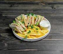 Сэндвич с курицей и картофелем фри