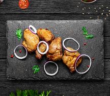 Шашлык cвинoй с маринованным луком