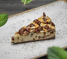 Чизкейк карамельный с арахисом