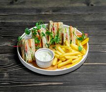 Сэндвич со слабосоленым лососем и картофелем фри