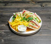 Сэндвич с салями и картофель фри