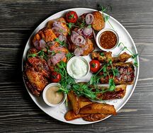 Мясное плато на компанию с дольками картофеля и тремя соусами