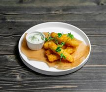 Сырные палочки с чесночным соусом