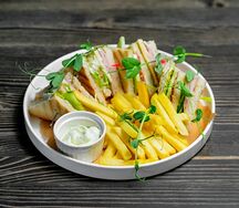 Сэндвич с ветчиной и картофелем фри