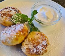 Домашние сырники со сметаной