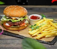 Бургер Биф Чиз с двойной котлетой и картофелем фри