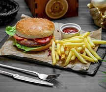 Бургер говяжий с картофелем фри