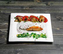 Лосось в сливочно-икорном соусе с овощами гриль